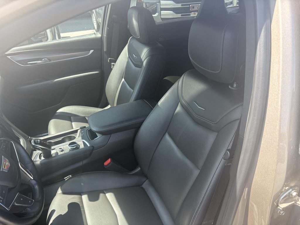 used 2022 Cadillac XT5 car, priced at $30,120
