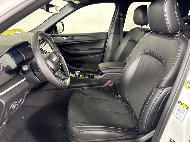 new 2025 Jeep Grand Cherokee car, priced at $40,199