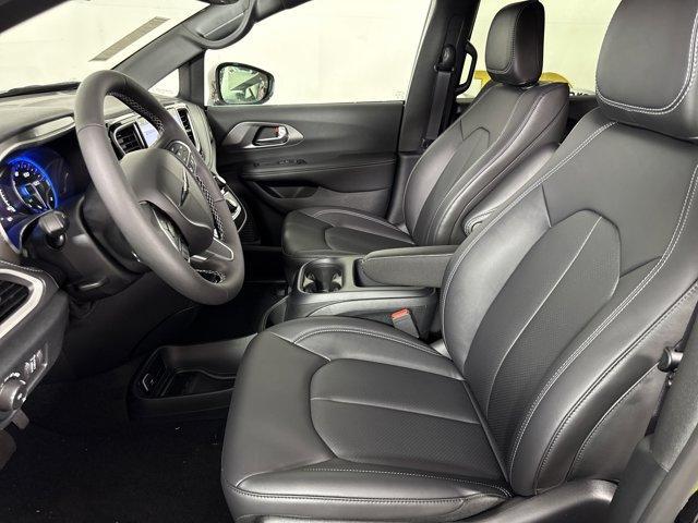 new 2025 Chrysler Pacifica car, priced at $39,036