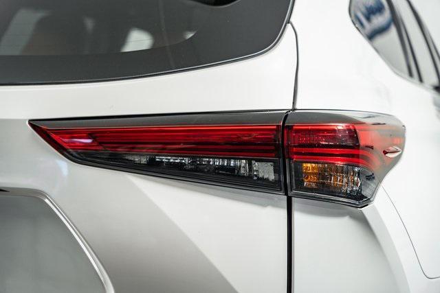 used 2021 Toyota Highlander car, priced at $32,992