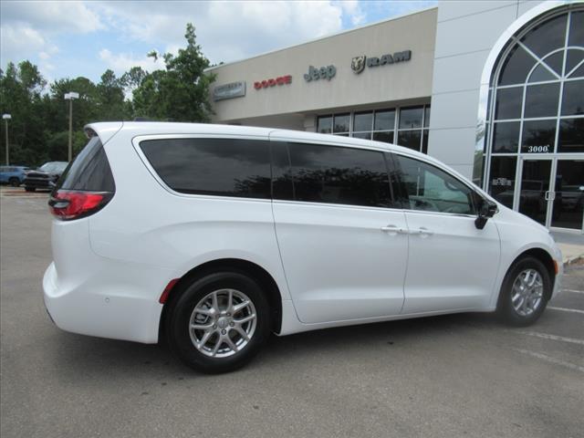new 2025 Chrysler Pacifica car, priced at $42,032