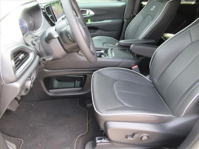 new 2025 Chrysler Pacifica Hybrid car, priced at $48,681