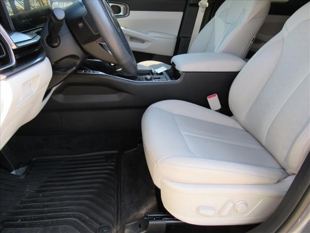 used 2025 Kia Sorento car, priced at $31,000