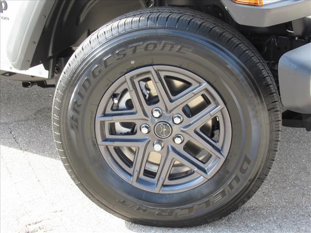 new 2025 Jeep Gladiator car, priced at $38,074