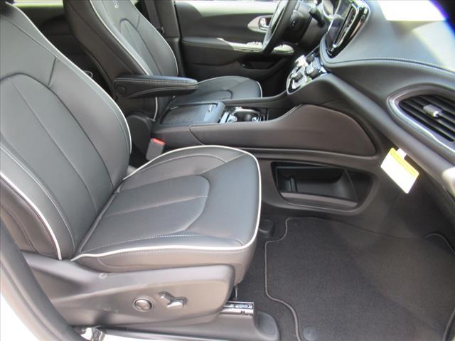 new 2025 Chrysler Pacifica Hybrid car, priced at $51,580