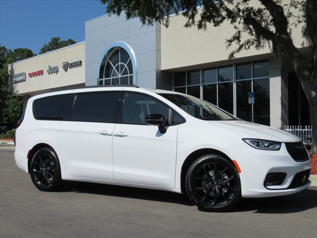 new 2024 Chrysler Pacifica car, priced at $46,060