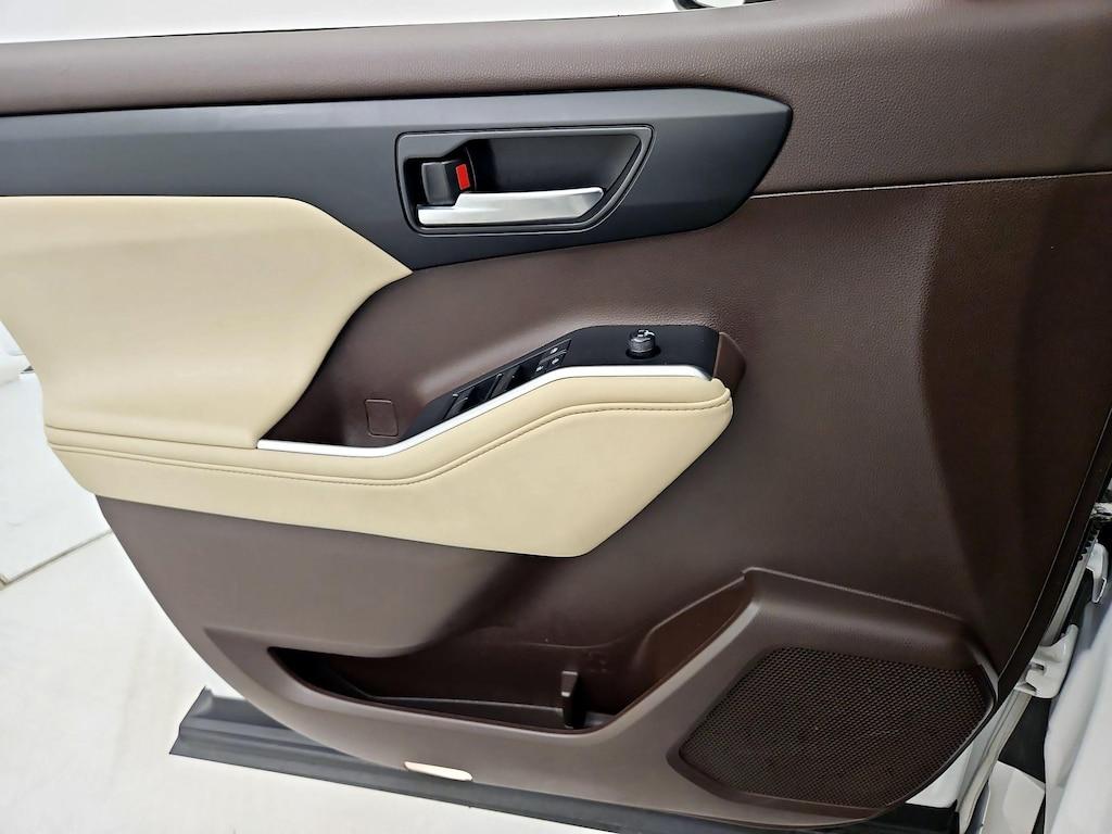 used 2021 Toyota Highlander Hybrid car, priced at $36,998