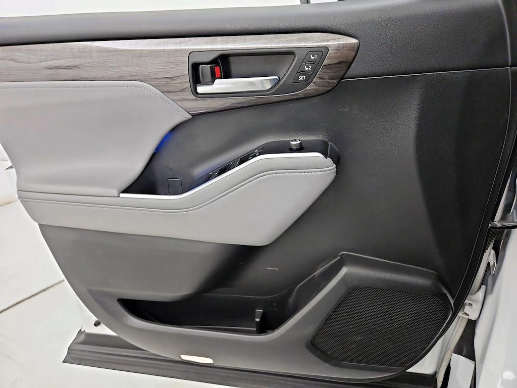 used 2020 Toyota Highlander Hybrid car, priced at $33,998