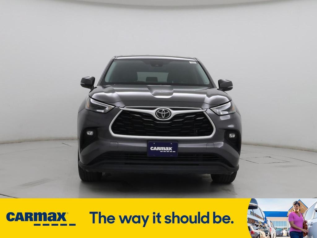 used 2022 Toyota Highlander car, priced at $31,998