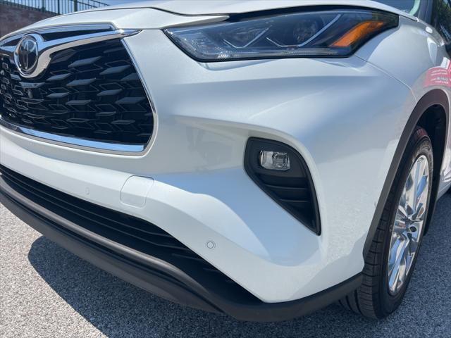 used 2022 Toyota Highlander car, priced at $39,744