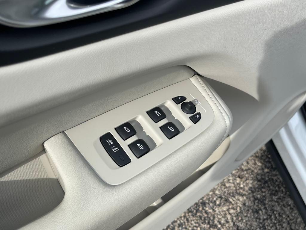 new 2025 Volvo XC60 Plug-In Hybrid car, priced at $59,992