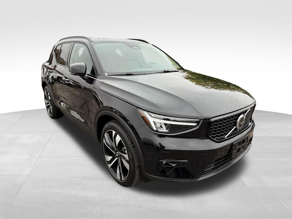 used 2025 Volvo XC40 car, priced at $35,665