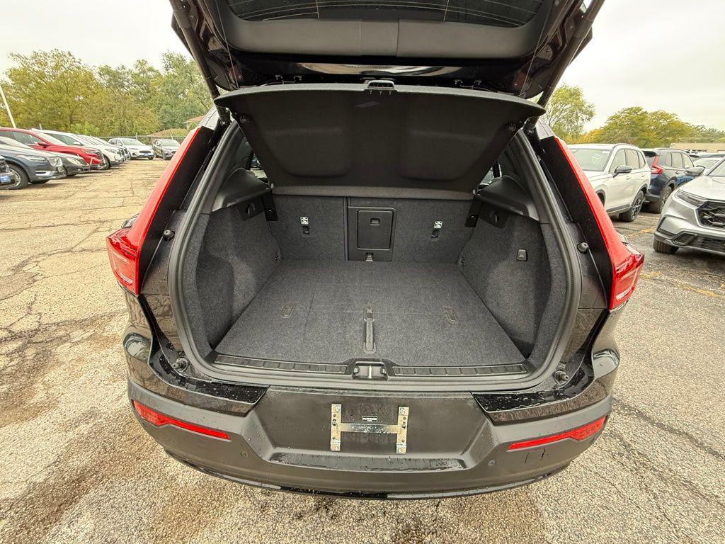 used 2025 Volvo XC40 car, priced at $35,665