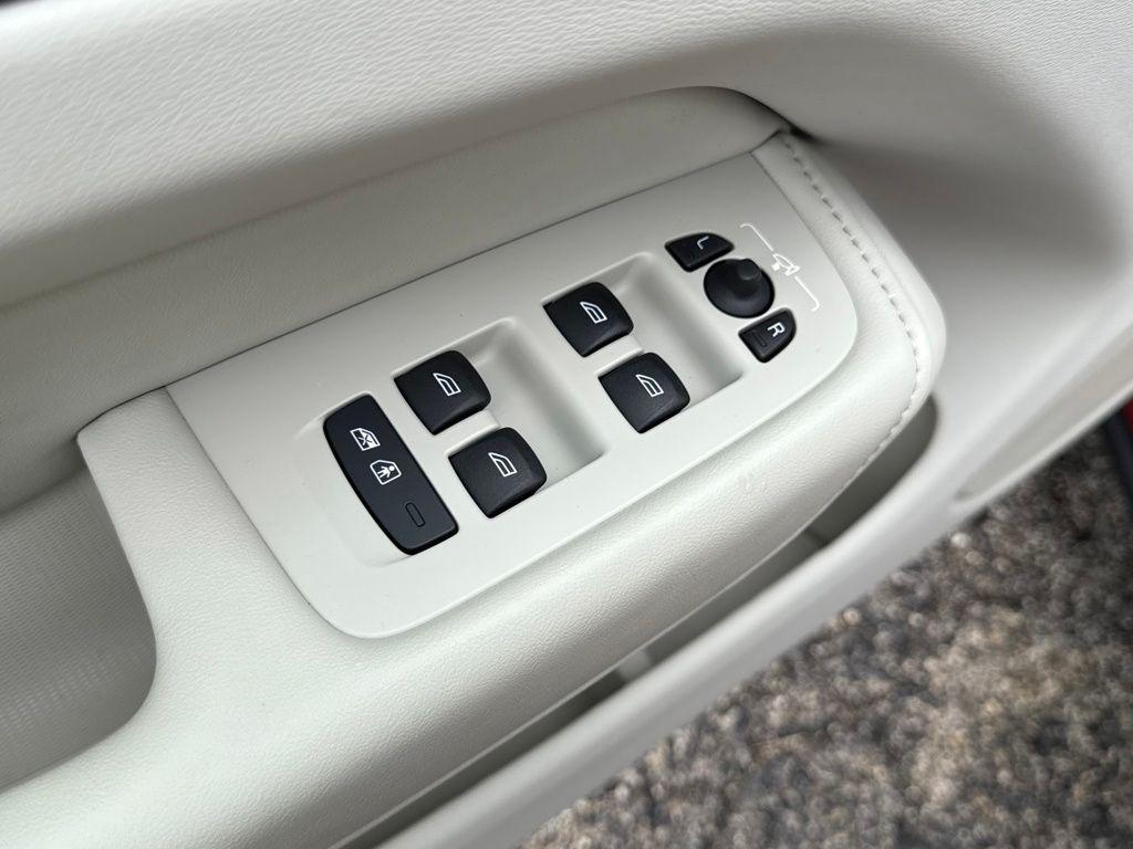 used 2022 Volvo XC60 car, priced at $37,895