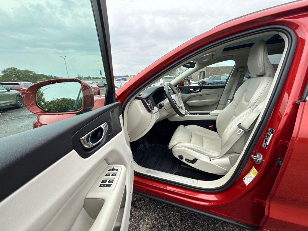 used 2022 Volvo XC60 car, priced at $37,895