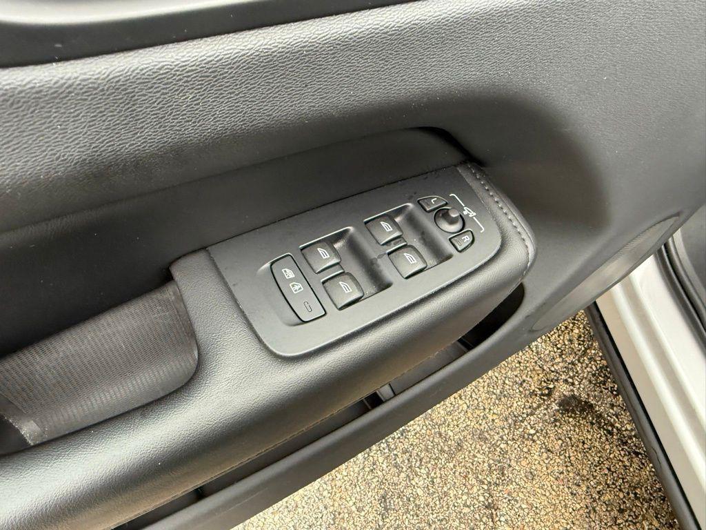 used 2023 Volvo XC60 car, priced at $32,499
