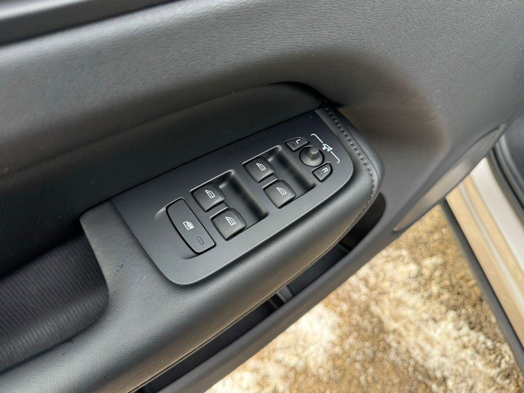 new 2025 Volvo XC60 car, priced at $51,100