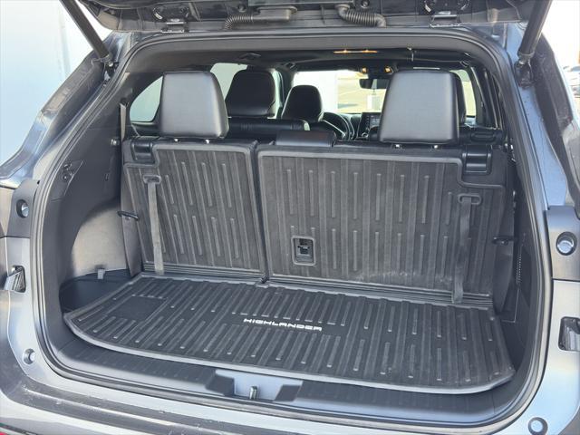 used 2022 Toyota Highlander car, priced at $39,994