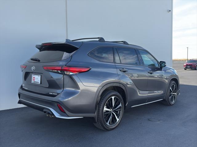 used 2022 Toyota Highlander car, priced at $39,994