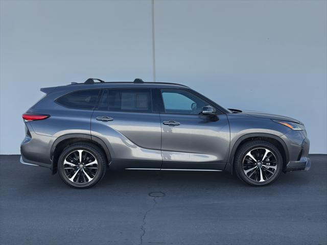 used 2022 Toyota Highlander car, priced at $39,994