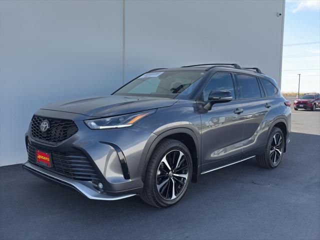 used 2022 Toyota Highlander car, priced at $39,994