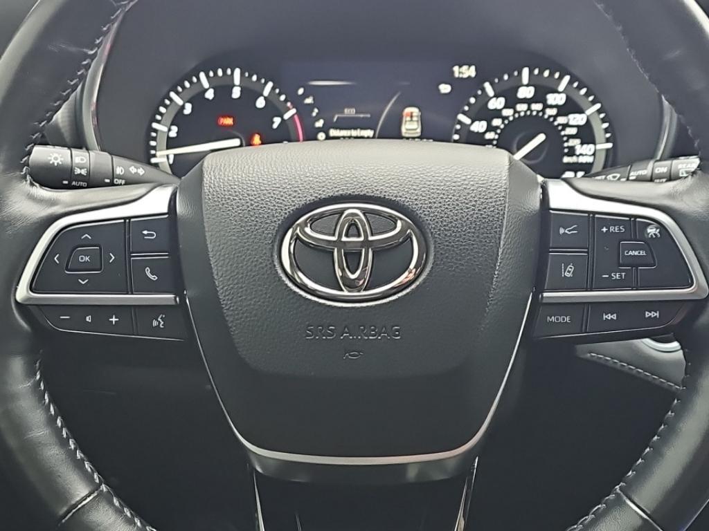 used 2021 Toyota Highlander car, priced at $38,999