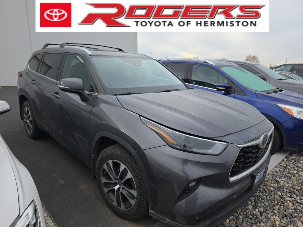 used 2022 Toyota Highlander car, priced at $35,900
