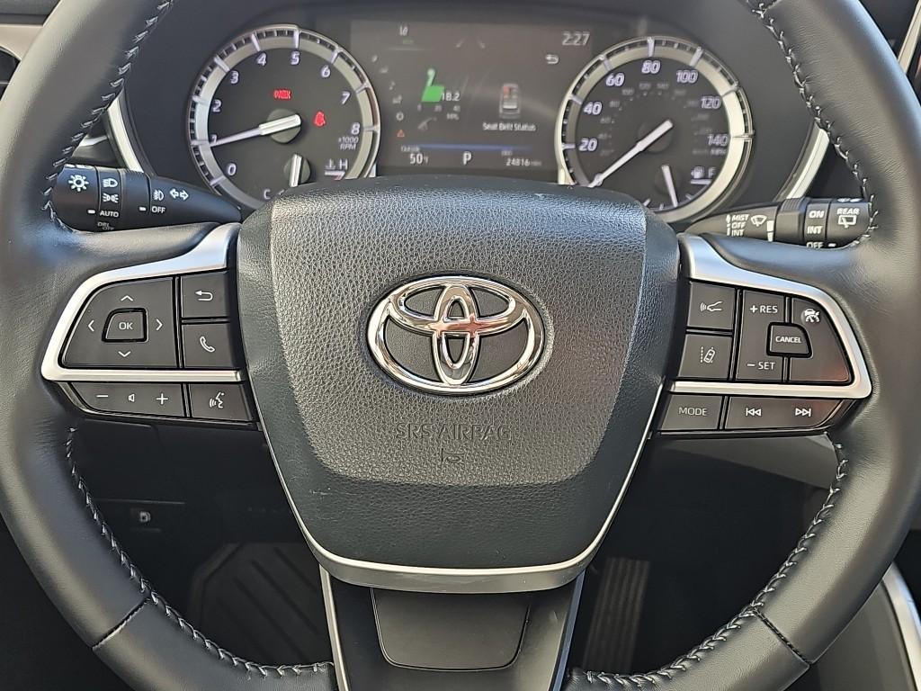 used 2022 Toyota Highlander car, priced at $40,500