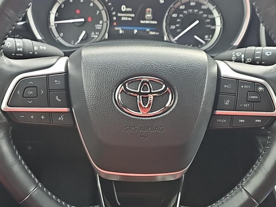 used 2022 Toyota Highlander car, priced at $41,900