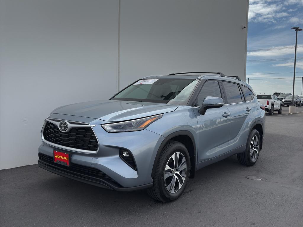 used 2024 Toyota Highlander car, priced at $48,900