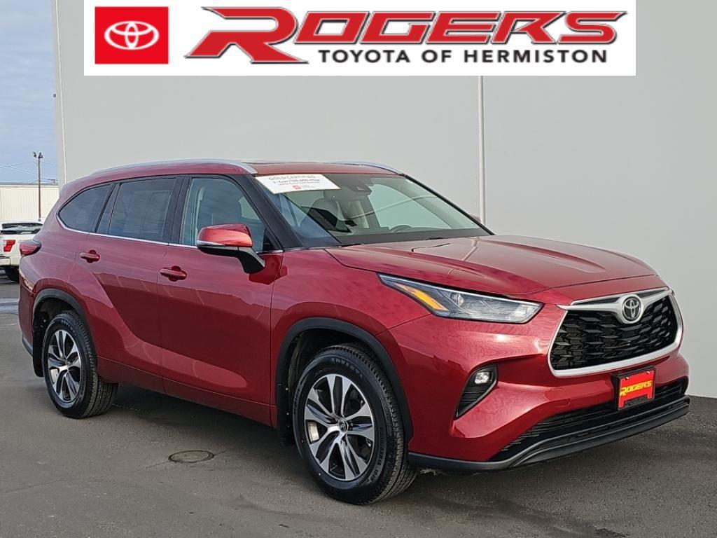 used 2022 Toyota Highlander car, priced at $38,900