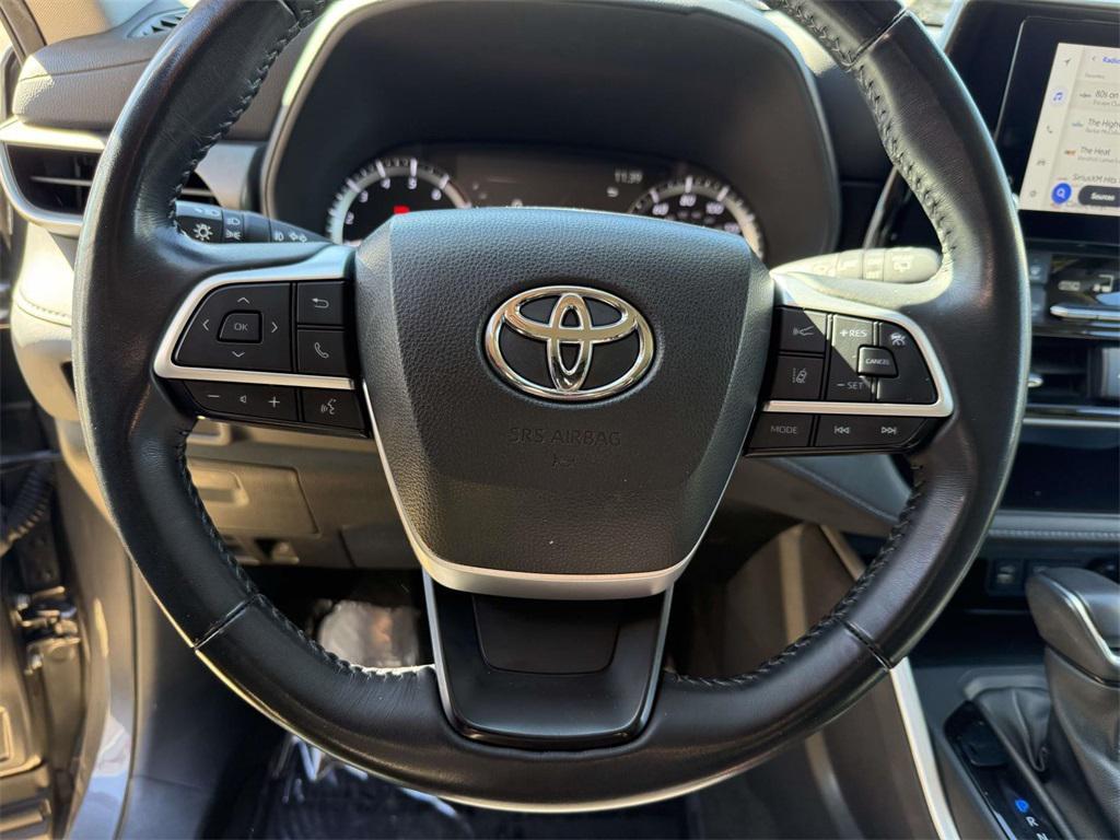 used 2023 Toyota Highlander car, priced at $31,900