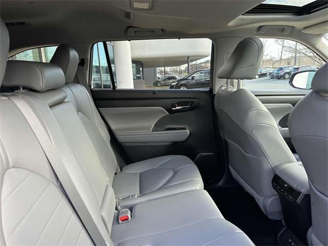 used 2021 Toyota Highlander car, priced at $32,500