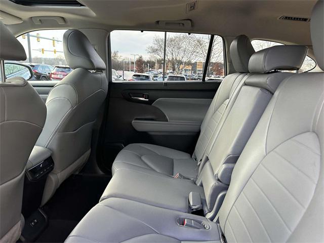 used 2021 Toyota Highlander car, priced at $32,500