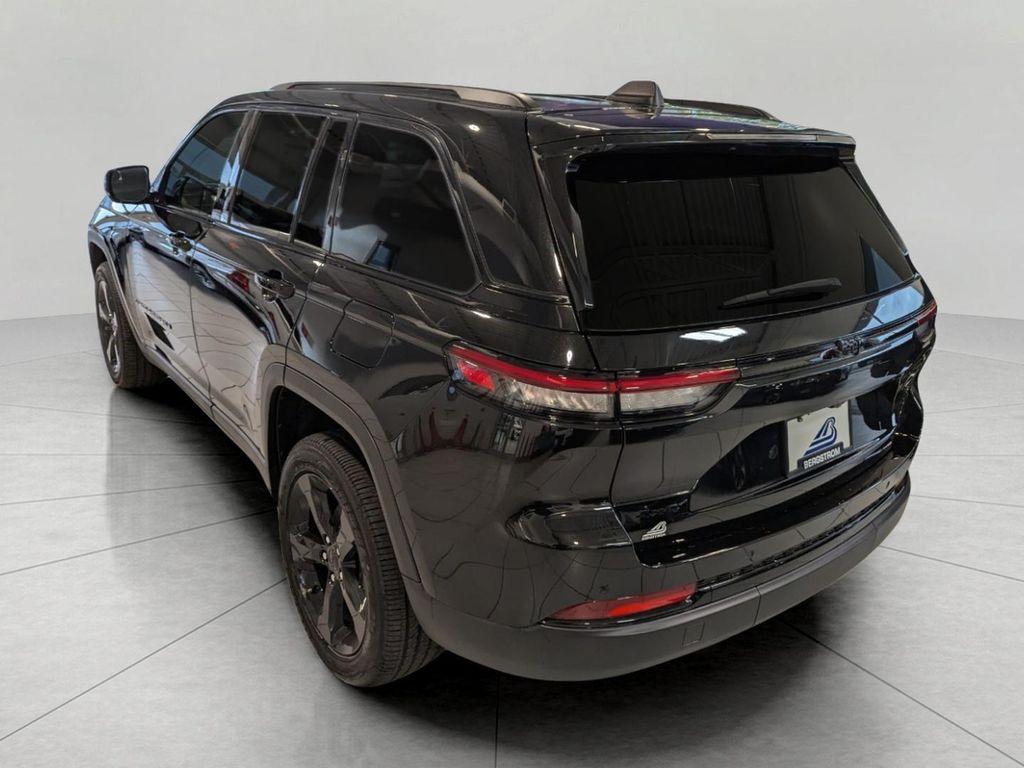 new 2025 Jeep Grand Cherokee car, priced at $43,701