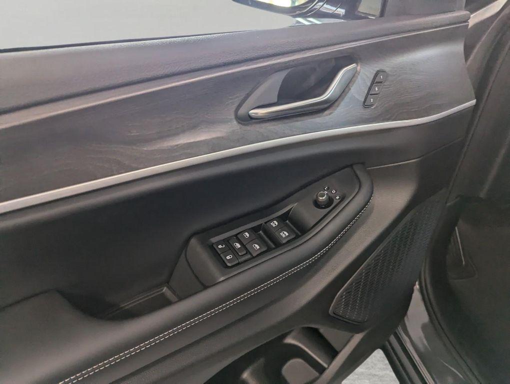 new 2025 Jeep Grand Cherokee car, priced at $48,221