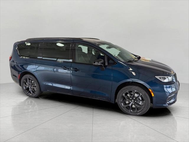 new 2025 Chrysler Pacifica car, priced at $48,972