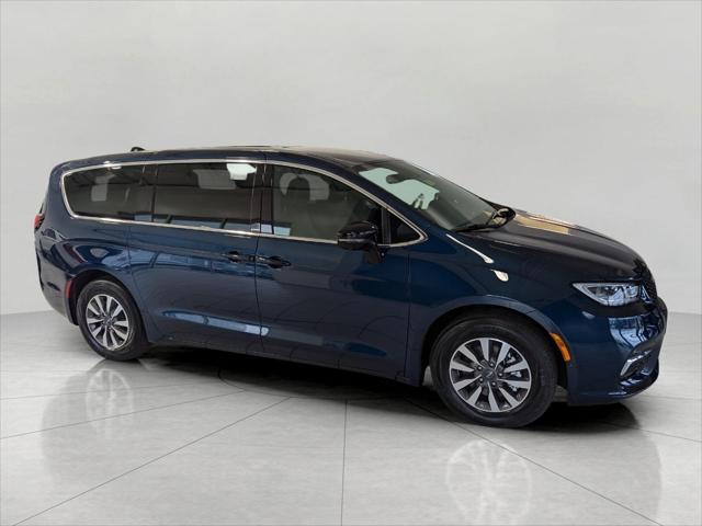 new 2025 Chrysler Pacifica Hybrid car, priced at $51,601