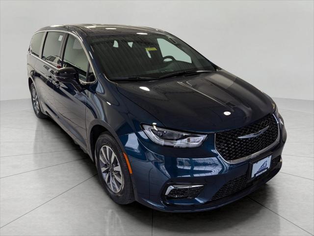 new 2025 Chrysler Pacifica Hybrid car, priced at $51,601