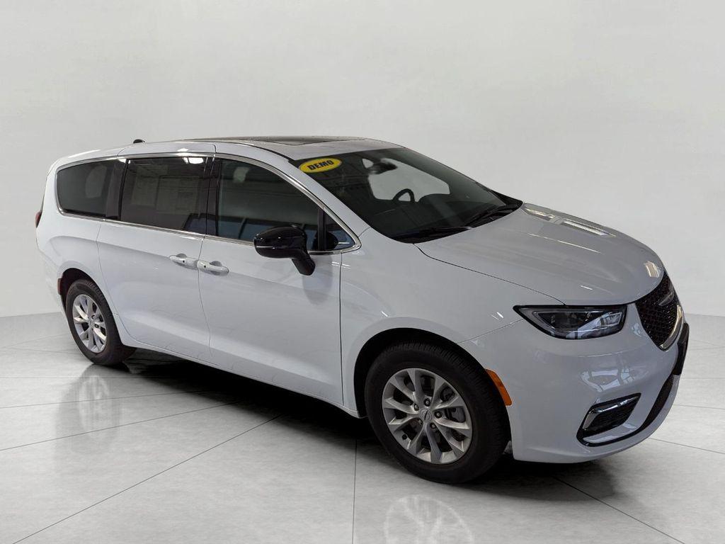 new 2025 Chrysler Pacifica car, priced at $39,895