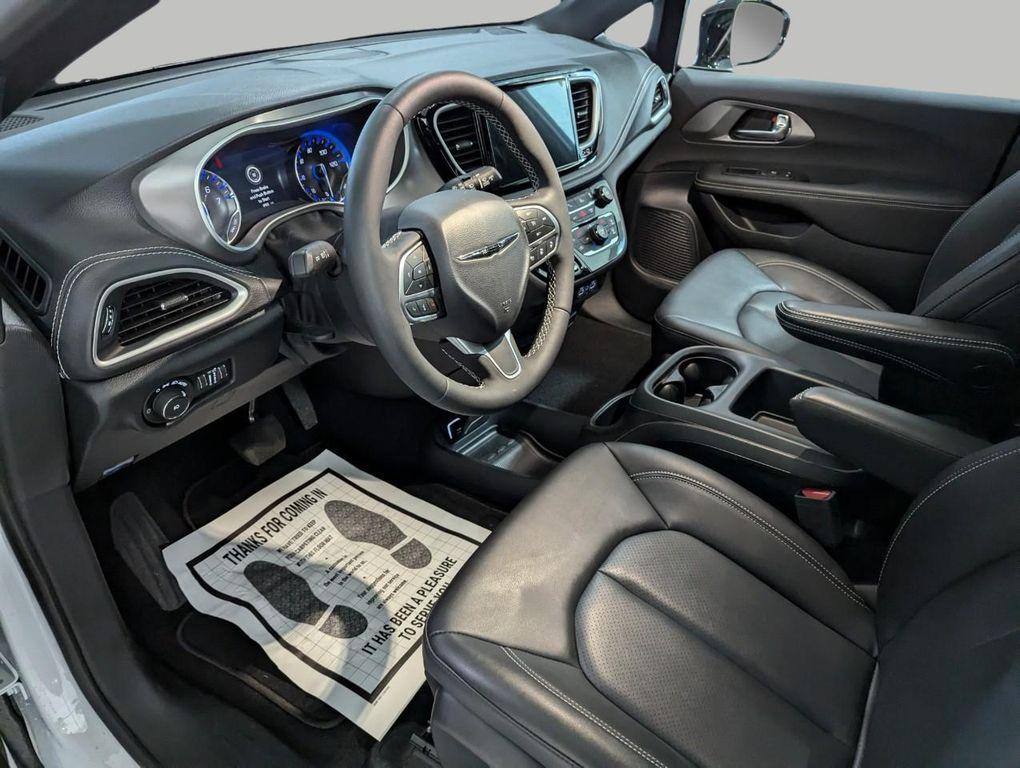 new 2025 Chrysler Pacifica car, priced at $39,895