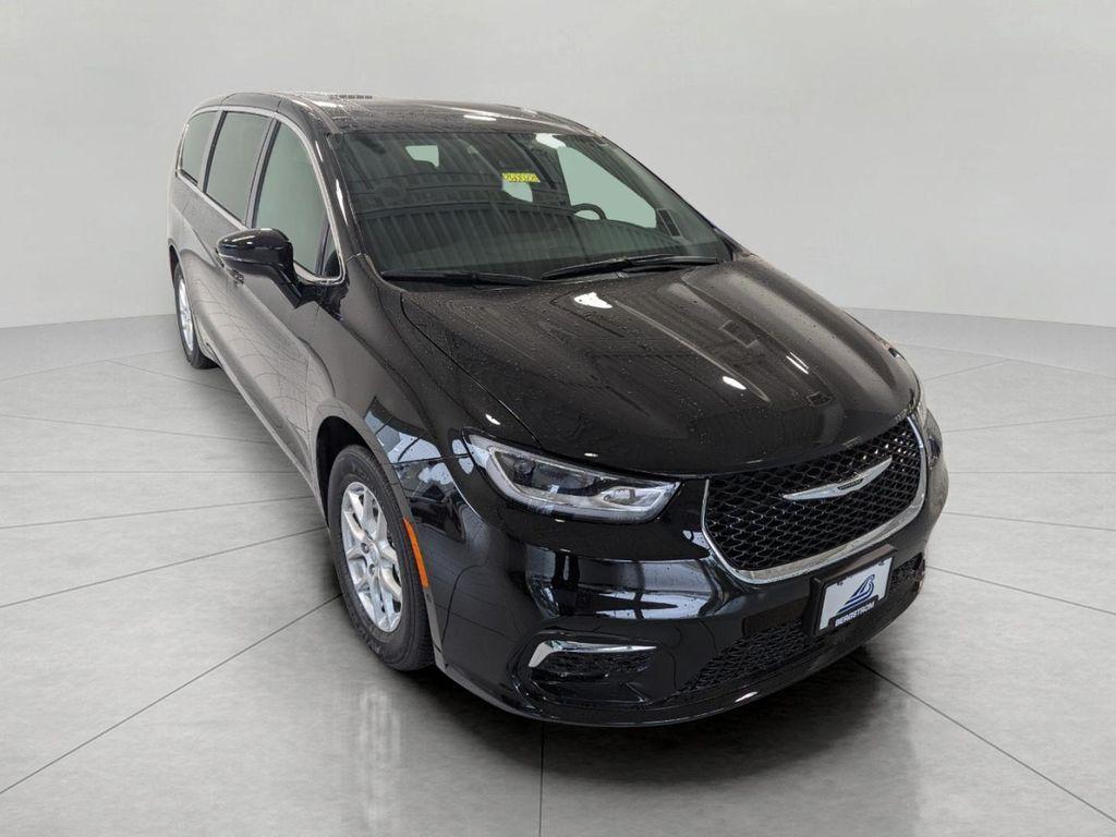 new 2026 Chrysler Pacifica car, priced at $46,441