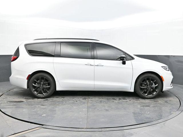 new 2025 Chrysler Pacifica car, priced at $55,870