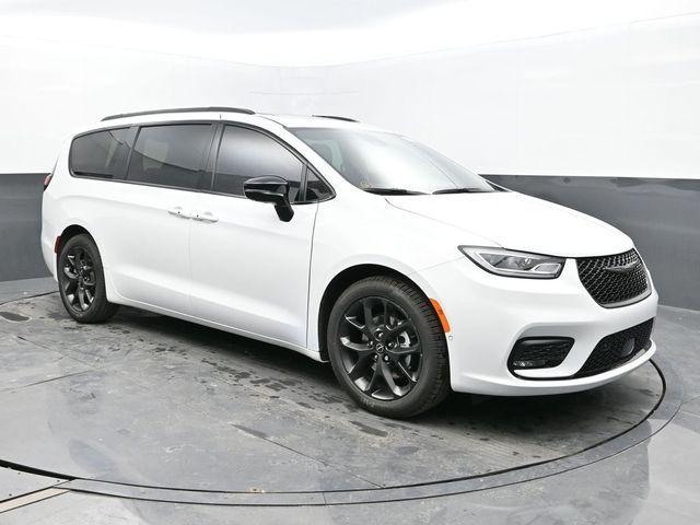 new 2025 Chrysler Pacifica car, priced at $55,870