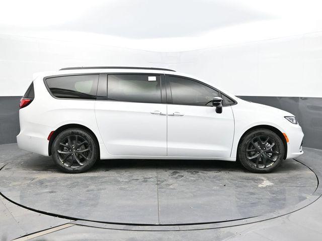 new 2025 Chrysler Pacifica car, priced at $55,870