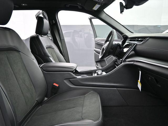 new 2025 Jeep Grand Cherokee car, priced at $43,015