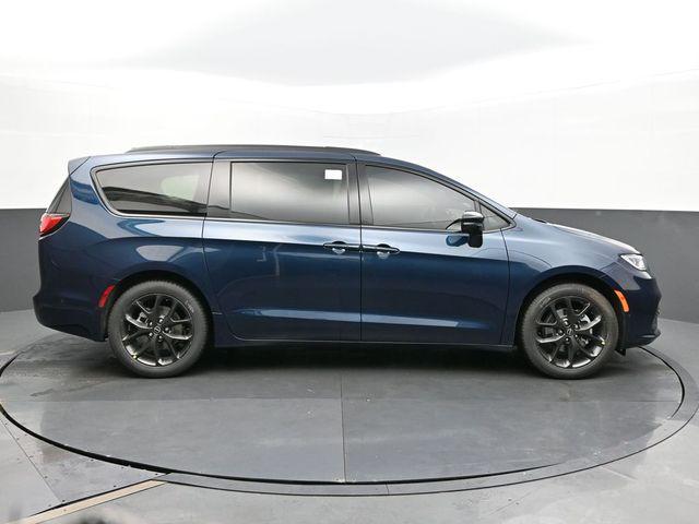 new 2025 Chrysler Pacifica car, priced at $56,365