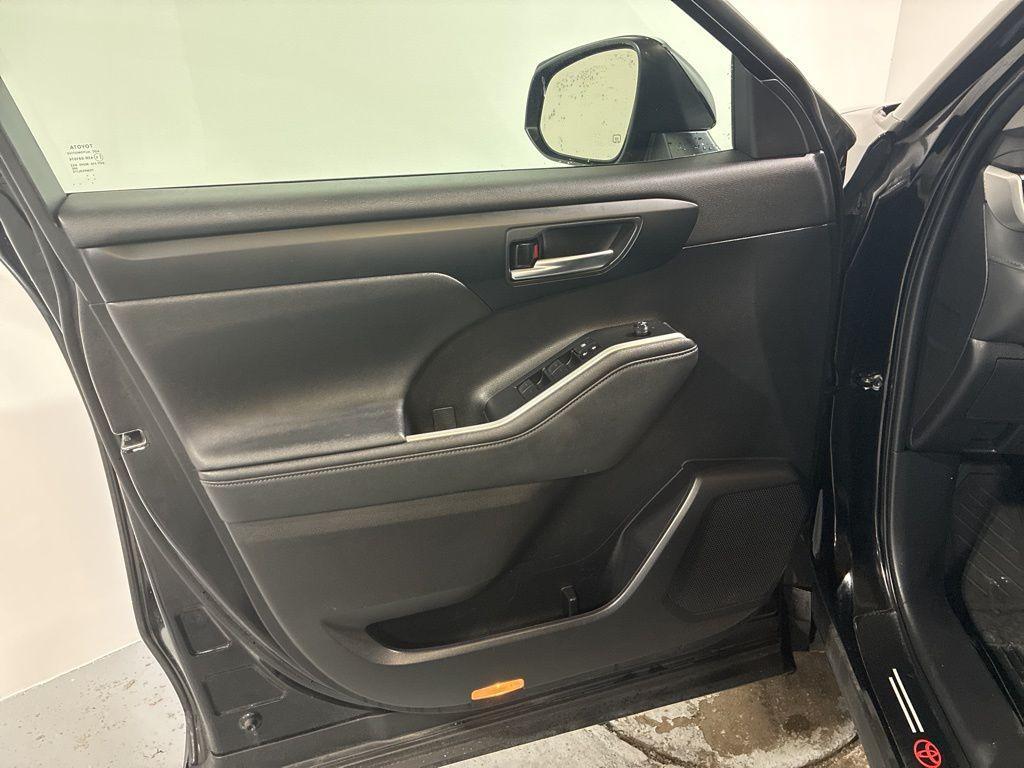 used 2023 Toyota Highlander car, priced at $33,997