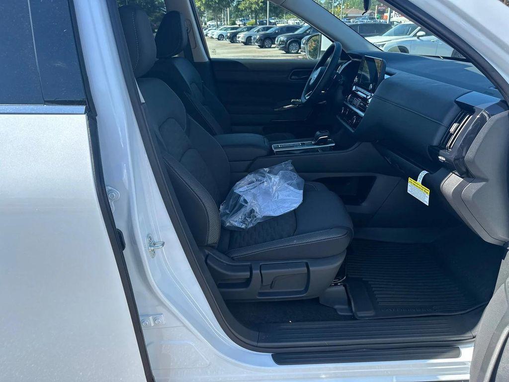 new 2025 Nissan Pathfinder car, priced at $33,675