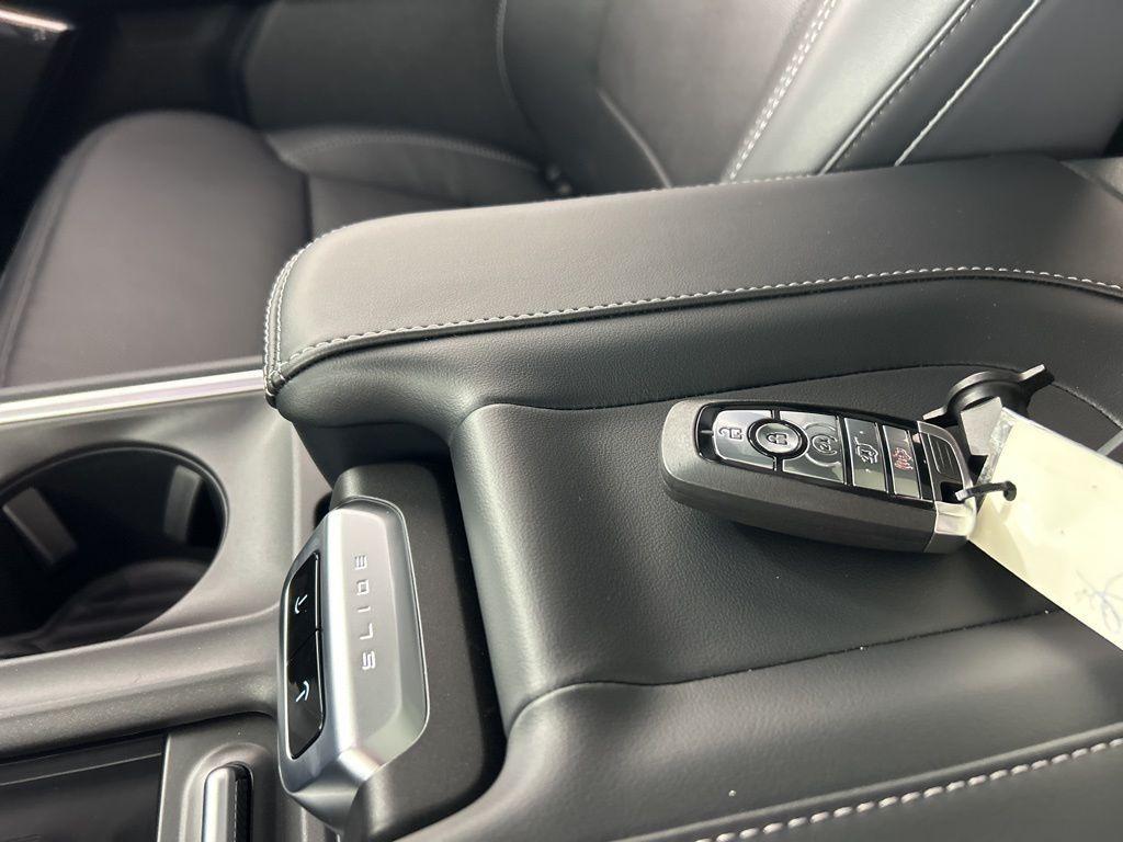 new 2025 Ford Expedition car, priced at $80,695